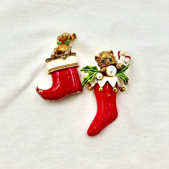 TWO CHRISTMAS STOCKING PINS Dog & Cat in Stockings - Picture 4 of 11
